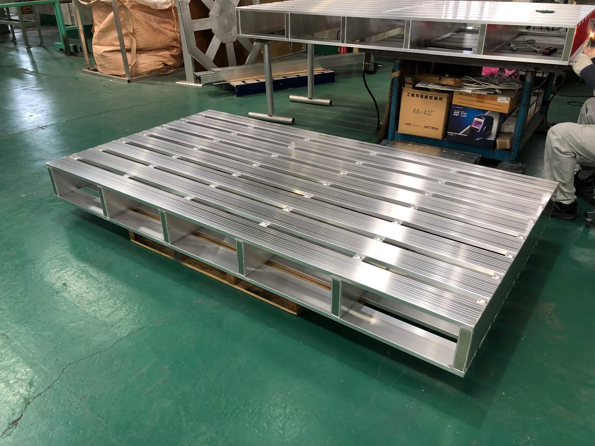 通常サイズより大きな両面型パレット（2300w x 1240L x 120h）、耐荷重